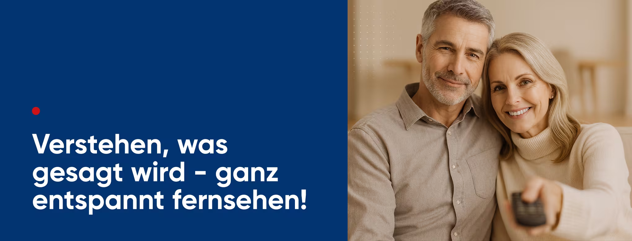 Text: Schluss mit zu lautem Fernseher; Bild: Paar sitzt auf einer gem&uuml;tlichen Couch im Wohnzimmer und schaut fern. Die Frau h&auml;lt dabei eine Fernbedienung in die H&ouml;he