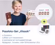 Weiße Welle unten; blonder Junge mit Pass und EU-Passfotos in den Händen; Infos „Klassik“ Passfoto-Set;