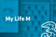 Tarif My Life M und Drei-Logo vor unscharfem türkisem Hintergrund mit Handyabteilung in Hartlauer Geschäft
