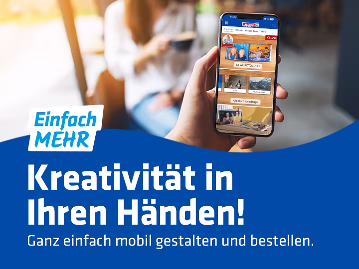 Bild für die Bewerbung der FotoWorld App. Eine Person hält ein Smartphone mit der geöffneten FotoWorld App in der Hand, Im Hintergrund sitzt eine Frau. Auf der Grafik steht folgender Text: "Einfach mehr. Kreativität in Ihren Händen! Ganz einfach mobil gestalten und bestellen."