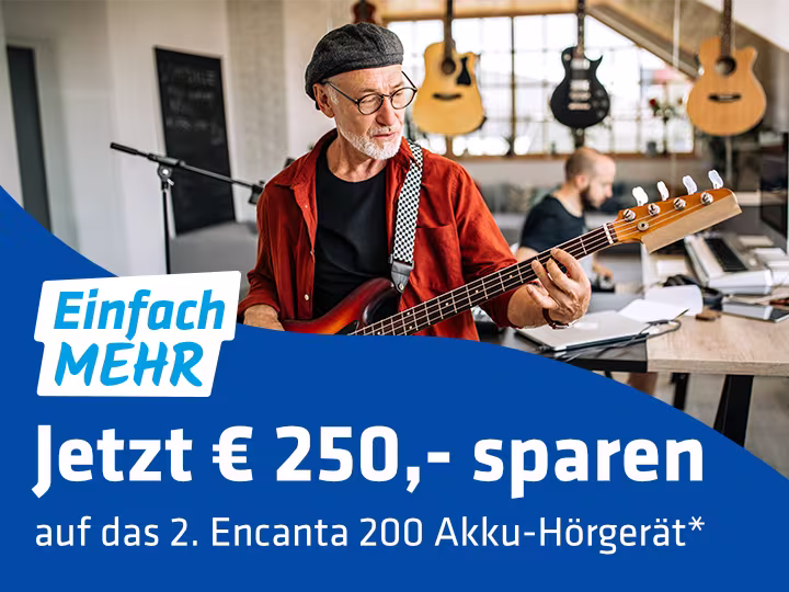Ein älterer Mann mit weißem Bart, einer schwarzen Mütze und einer schwarzen Brille spielt gerade den E-Bass. Im Hintergrund ist ein etwas jüngerer Mann zu sehen, welcher gerade bei Keyboard sitzt. Im Hintergrund hängen verschiedene Gitarren an einer Glaswand. Unten im Bild ist die blaue Welle mit dem "Einfach MEHR" Logo links. Dieses ist halb in der Welle und halb im Bild. Ganz unten in der Welle steht der Schriftzug: "Jetzt € 250,- sparen auf das 2. Encanta 200 Akuu-Hörgerät*".