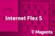Tarif Internet Flex S und Magenta-Logo vor unscharfem magentafarbenem Hintergrund mit Handyabteilung in Hartlauer Geschäft