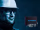 ein Arbeiter mit einer Jill Worker Arbeitsschutzbrille sowie ein weiteres freistehendes Modell mit Etui