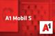  Tarif Mobil S und A1-Logo vor unscharfem roten Hintergrund mit Handyabteilung in Hartlauer Geschäft
